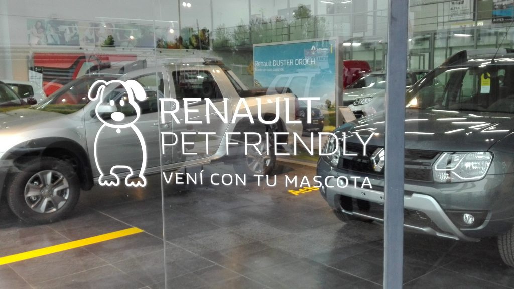 Alpes Automotores, primera empresa de la ciudad en recibir mascotas en su local comercial