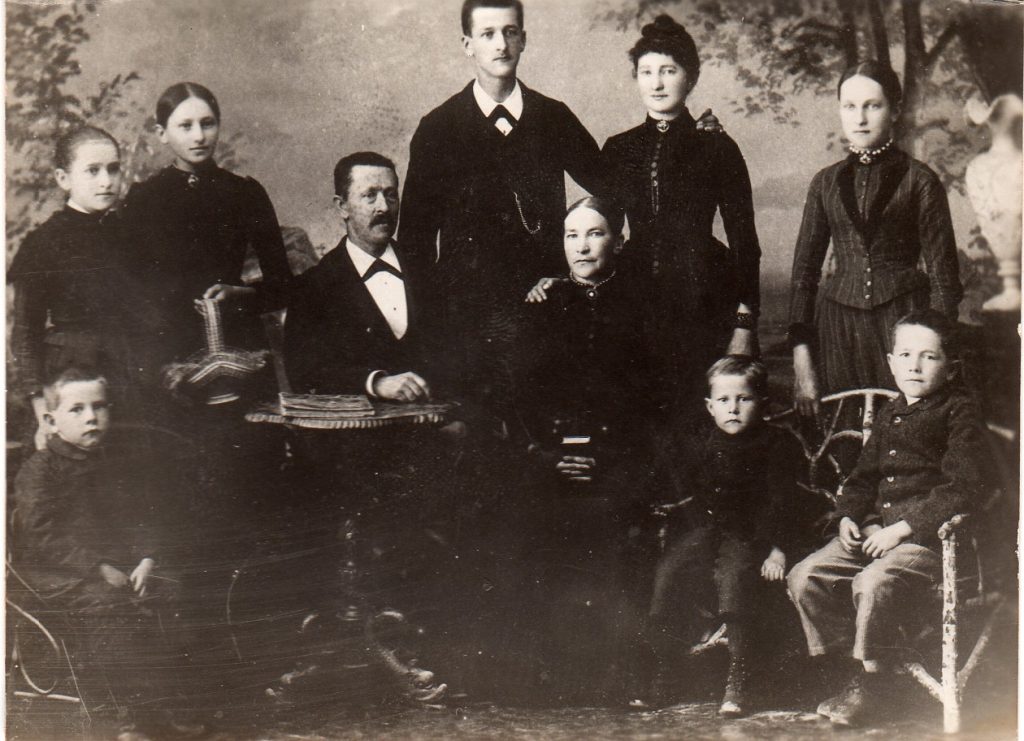 Adolfo (sentado primero desde la izquierda) junto a sus padres y hermanos.