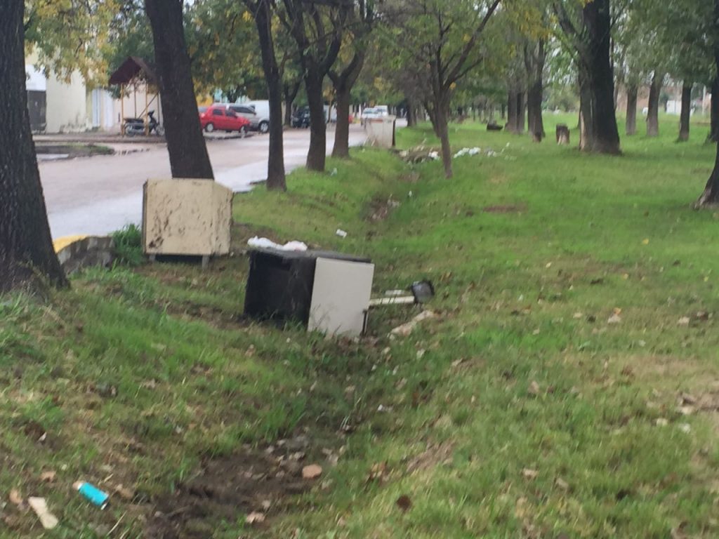 Alacena en el canal de desagües del barrio