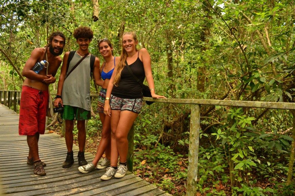 Sofía y David con amigos que conocieron en esta travesía