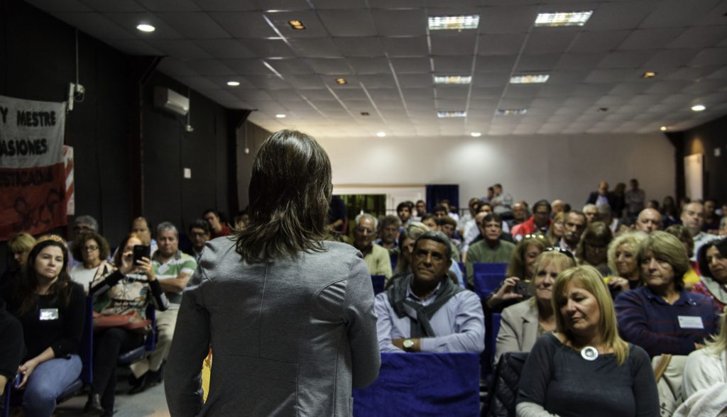 La diputada nacional por Córdoba Brenda Austin exponiendo ante los presentes