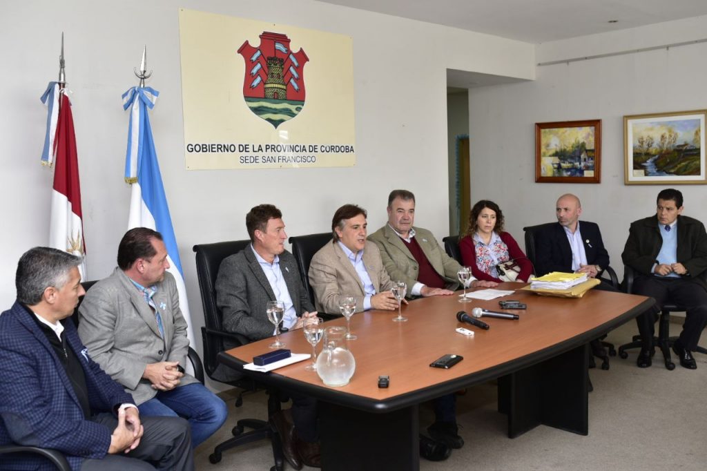 El vicegobernador Llaryora y elministro de salud Fortuna presentes