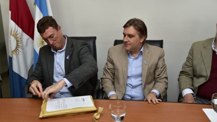 El intendente en el momento de la apertura de sobres