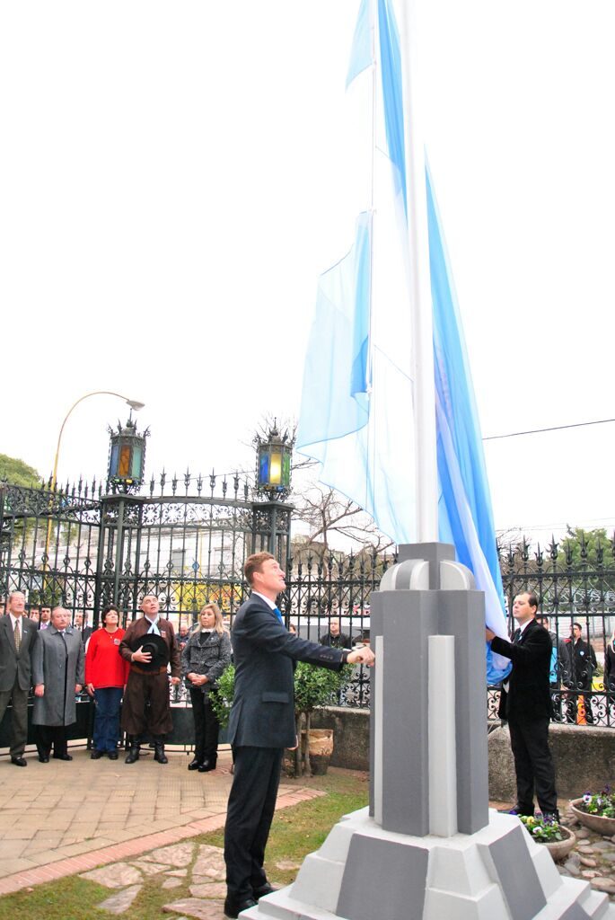 El intendente izando la bandera