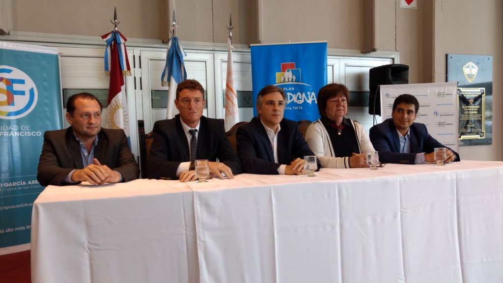 Llaryora y García Aresca junto al equipo del intendente