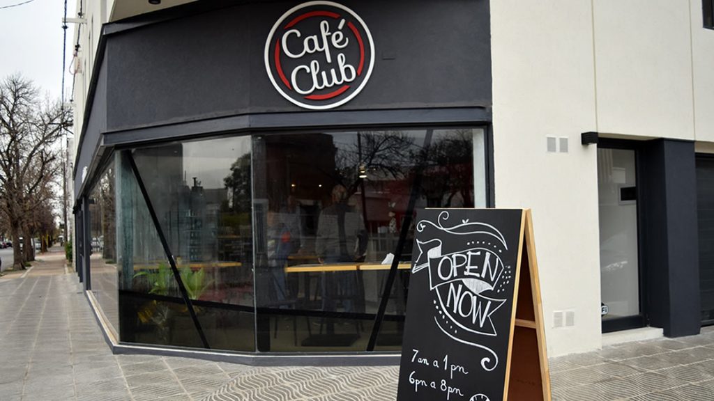 Cafe Club está ubicado en Echeverría esq. Libertad 