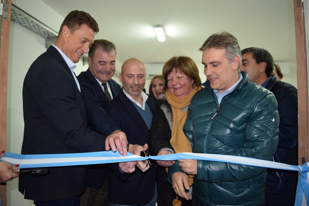 Momento del corte de cintas en la sala donde está instalado el tomógrafo