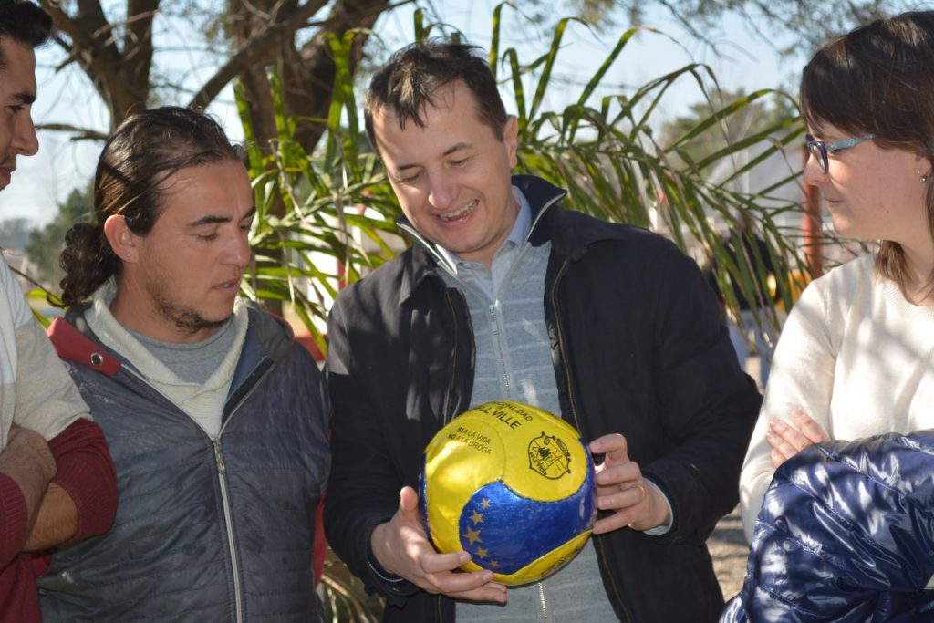 Stoppani entregando elementos deportivos al Club Juventud