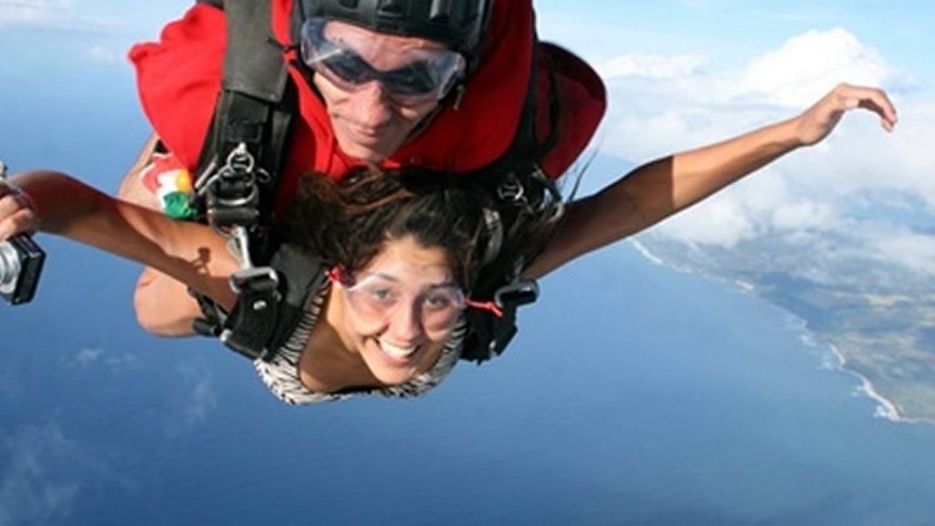 Atreviéndose al skydiving en Waialua, Honolulu.