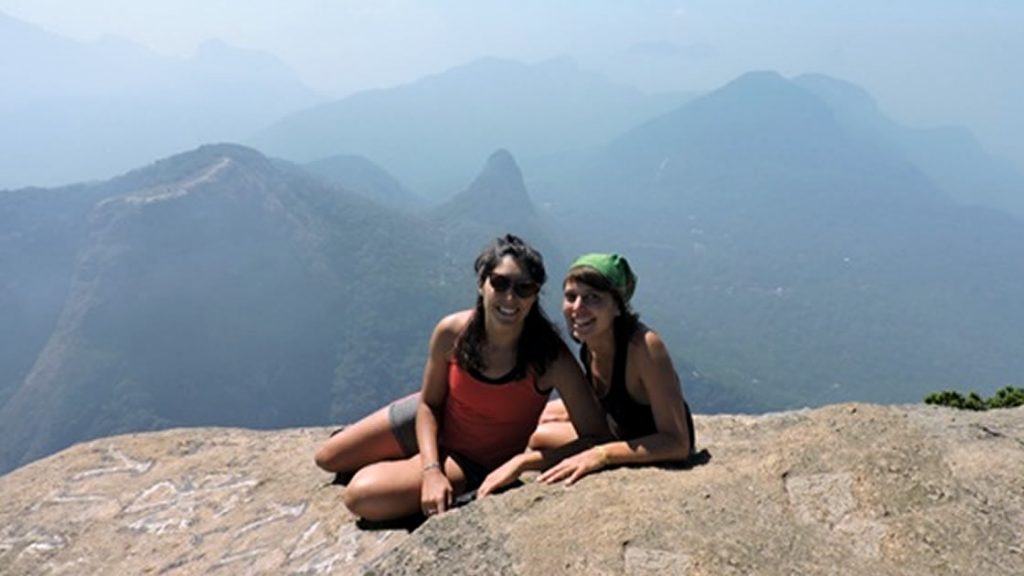 Con su amiga italiana, Lisa, en la cima de la Pedra da Gávea: el mayor monolito del mundo, a la orilla del mar.