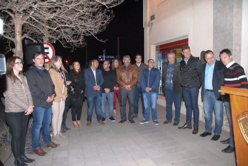 Autoridades municipales y empresariales presentes en la inauguración