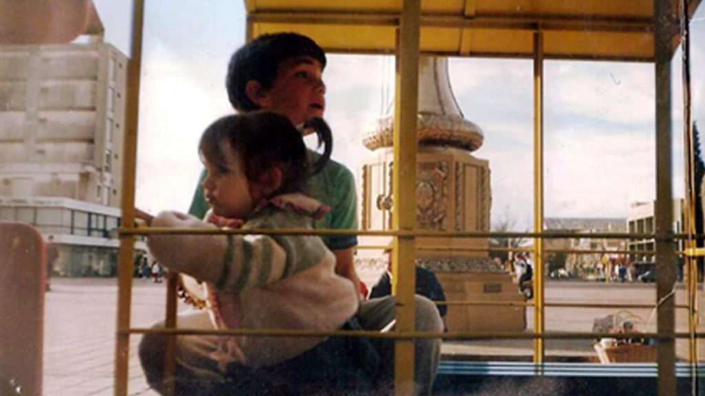 Darío junto a su hermana de niños