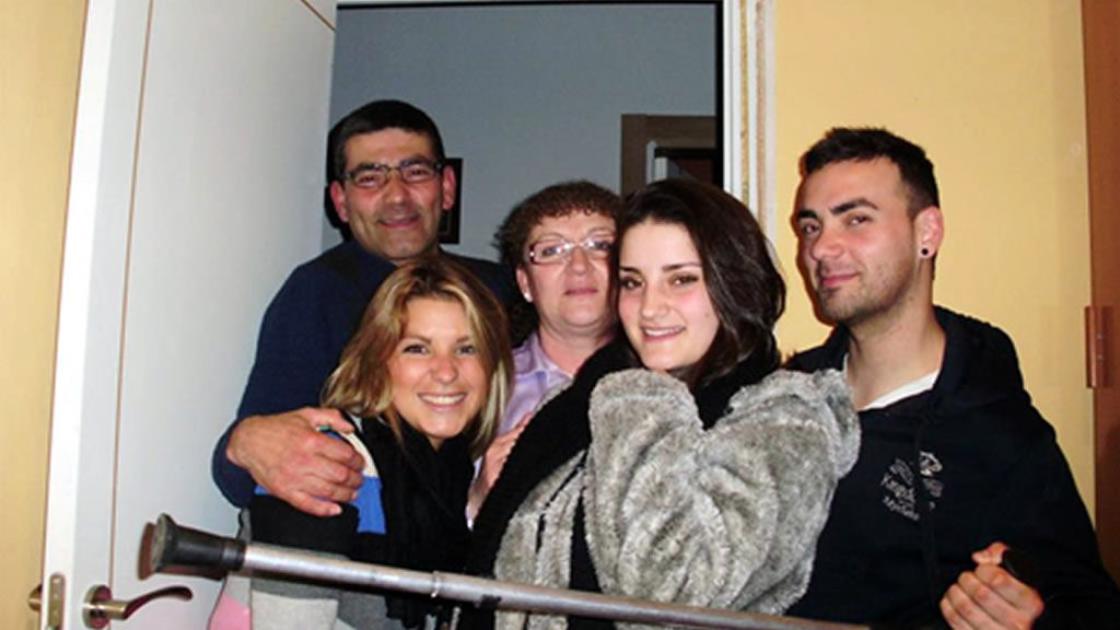 Darío junto a sus padres, hermana y prima