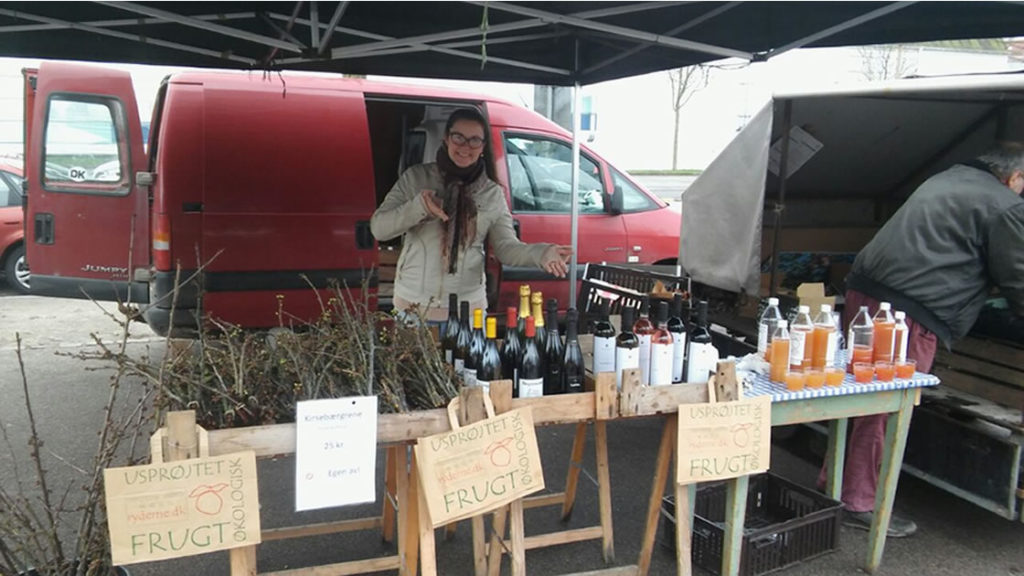 Milena trabajando en uno de los puestos del típico mercado del centro de Aarhus