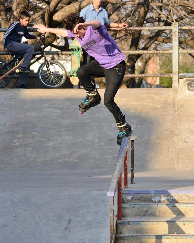 Es la única persona en la ciudad que utiliza este tipo de patines como medio de transporte.