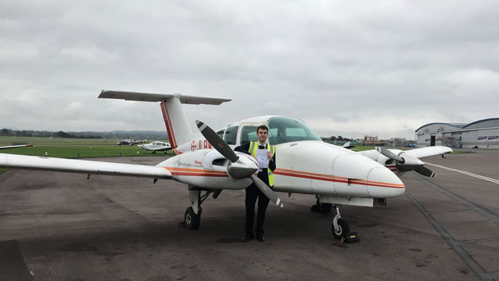 Martín Grosso en el aeropuerto de Exeter, Inglaterra