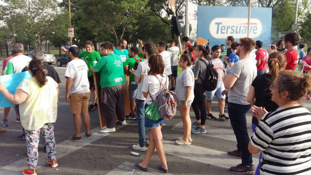 Estudiantes, docentes y vecinos se sumaron al reclamo