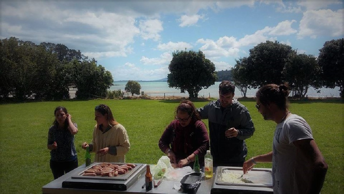 Agustina cosechó grandes amistades en este viaje, y disfruta cocinando para su gente.