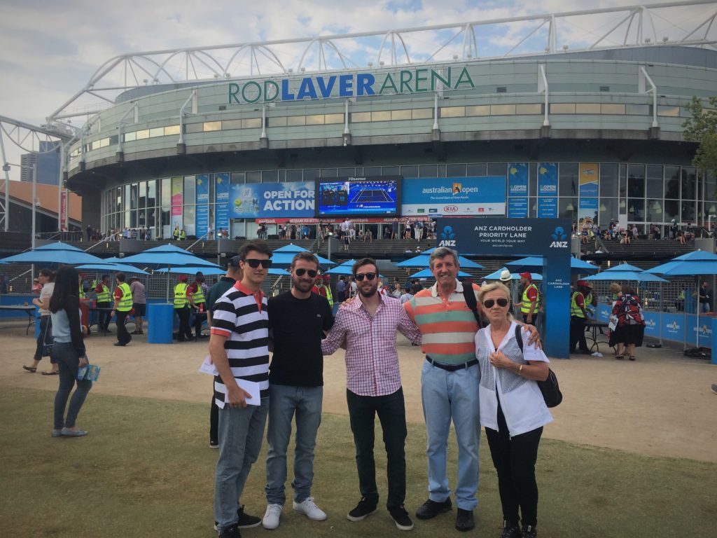 Con sus hermanos y sus padres, recorriendo Australia.