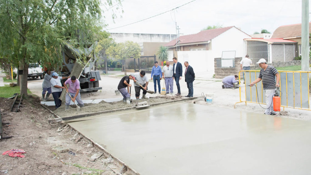 Avanza a buen ritmo la pavimentación del cruce de calle España
