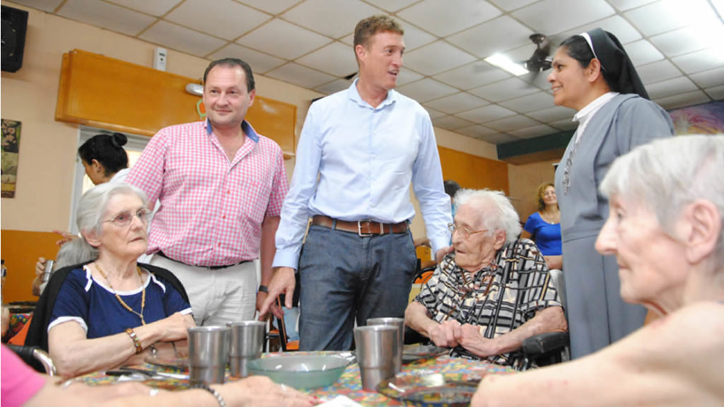 El intendente acompañó a los abuelos del Hogar Diehl de Sienra en el almuerzo de celebración de fin de año