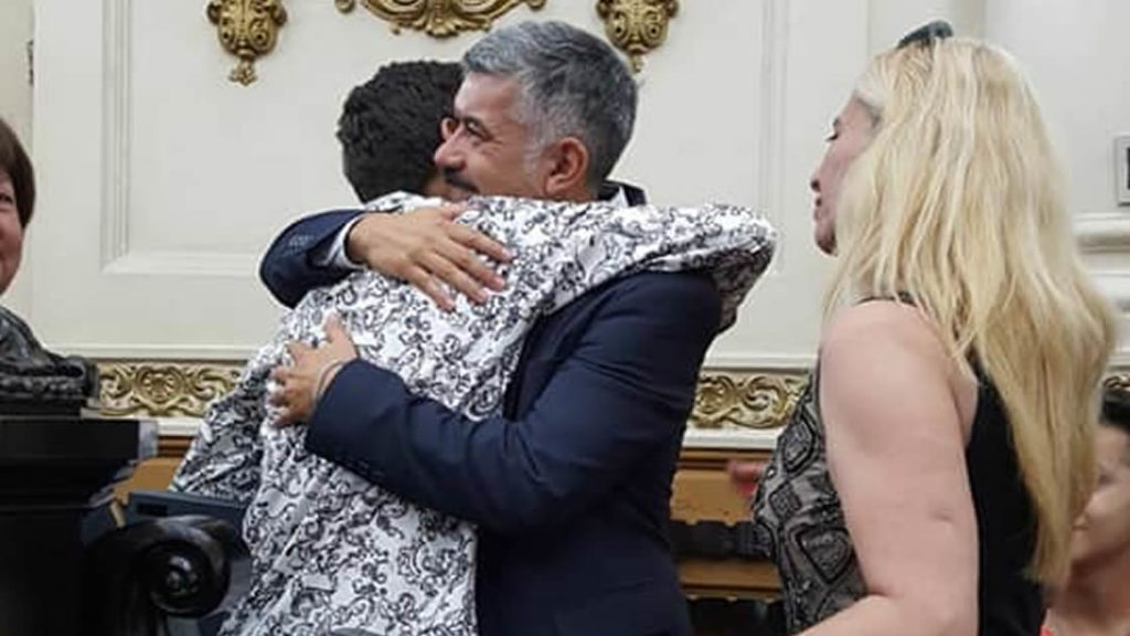 Momento del homenaje y el abrazo entre Uriel y Mariano Almada