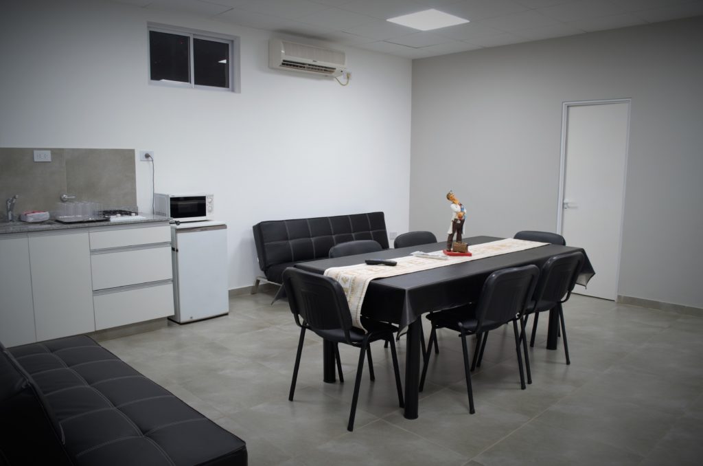 La sala está equipada para que los profesionales puedan descansar en medio de la jornada laboral.