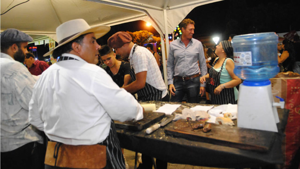 El intendente recorrió las carpas de las colectividades