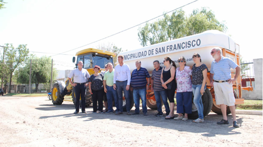El municipio adquirió un nuevo camión regador y lo cedió a dos barrios