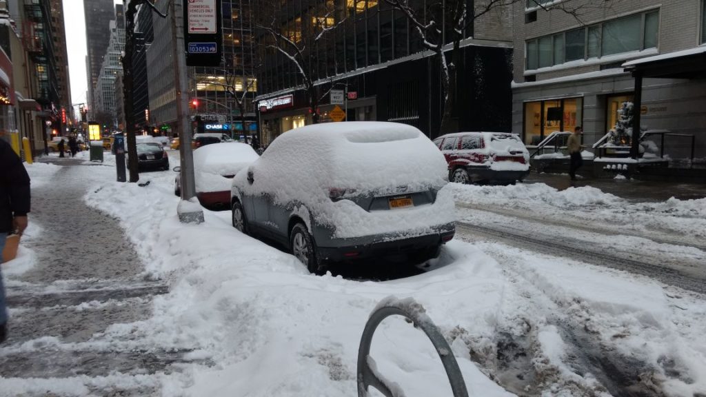 Las máquinas trabajan en toda la ciudad para remover la nieve acumulada