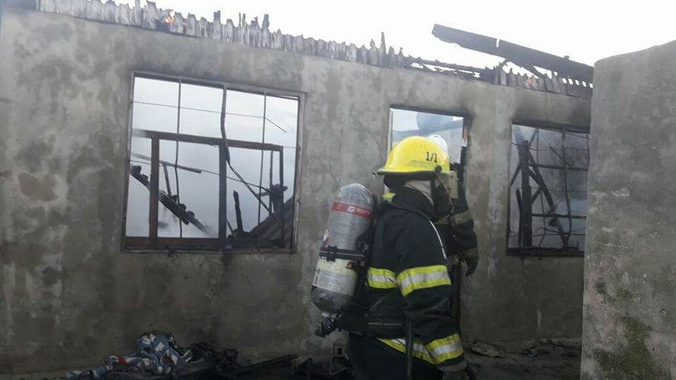 Pérdidas totales en incendio (Foto Facebook Comedor Los Pekeñitos)