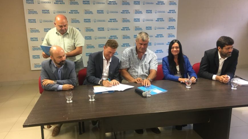El intendente firmó el acuerdo en la capital provincial