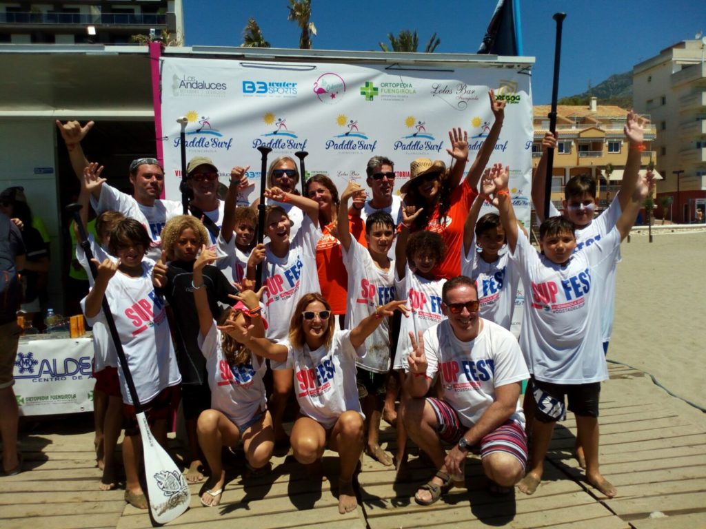 Sergio junto a uno de sus grupos de alumnos de Stand Up Paddle y -serf