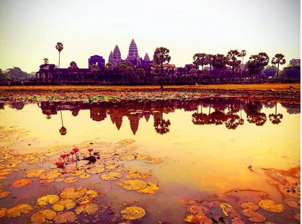 Postal tomada por Luciano de Angkor Wat, un imponente templo convertido en un símbolo de Camboya y el sudeste asiático en general.