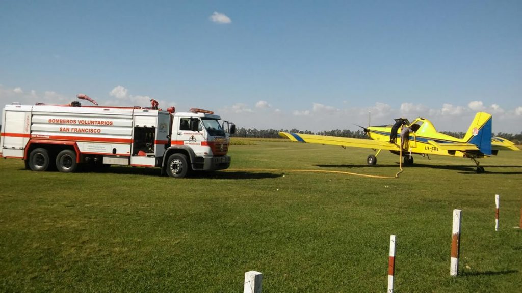 Bomberos de la ciudad abastecen de agua a los aviones hidrantes en el aeroclub