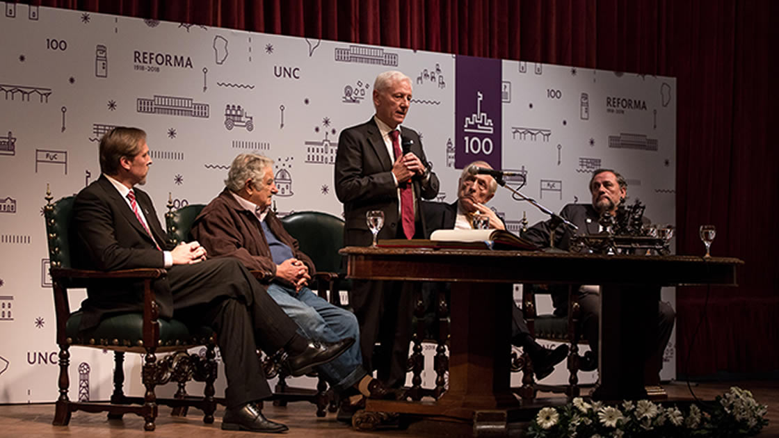 Hugo Juri le entregó el Doctor Honoris Causa