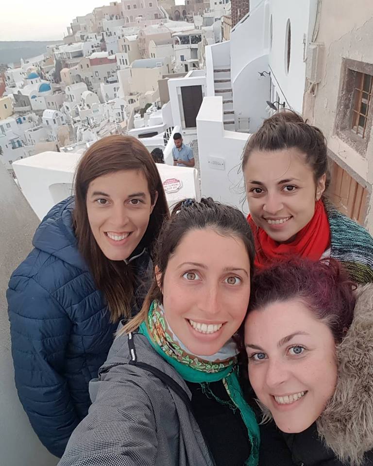 Con amigas de la infancia recorriendo Santorini, una isla de origen volcánico y espectacular belleza, en Grecia. 