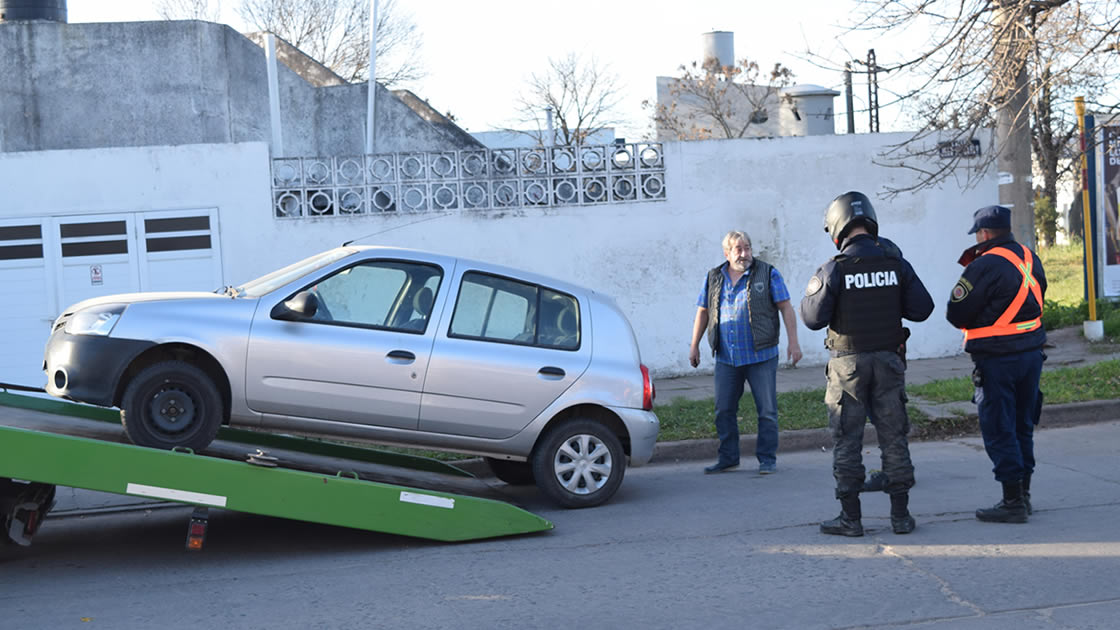 Un automóvil fue retenido al no poseer papeles del mismo