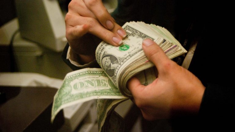 El dólar bajó unos centavos