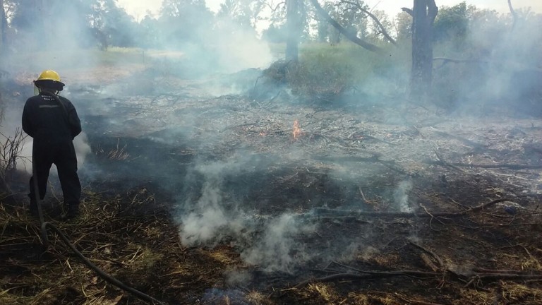 Bomberos piden tener precaución ante incendios de pastizales