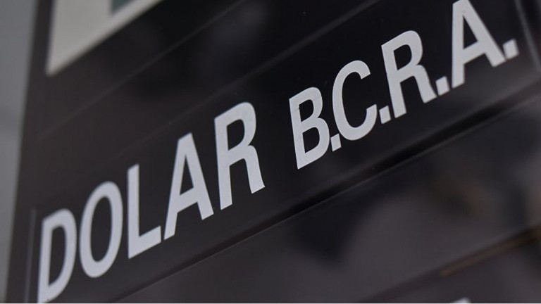 Dólar “blue” en alza: malhumor en el mercado bursátil por el nuevo ajuste del cepo