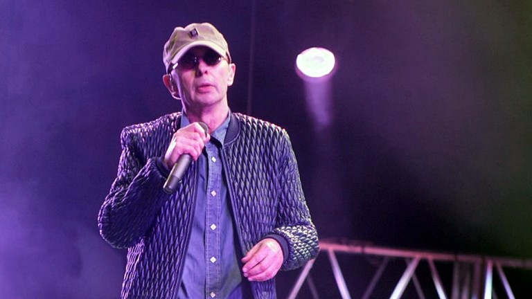 El Indio Solari en Tandil: «Mr. Parkinson me está pisando los talones, pero acá estoy»