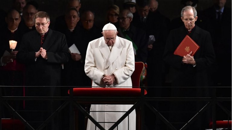 El papa Francisco condenó a los curas pedófilos «que quitan la dignidad a inocentes»