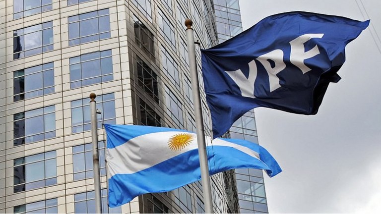 YPF redujo sus pérdidas un 40% en el primer semestre