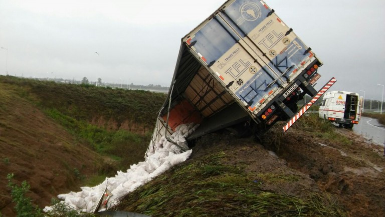 Despiste y vuelco en el ingreso sur