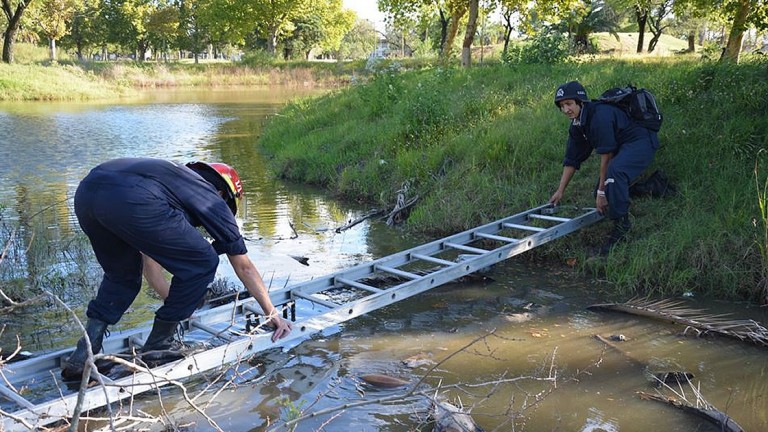 Gran despliegue en Barrio Parque por práctica de Rescate Acuático