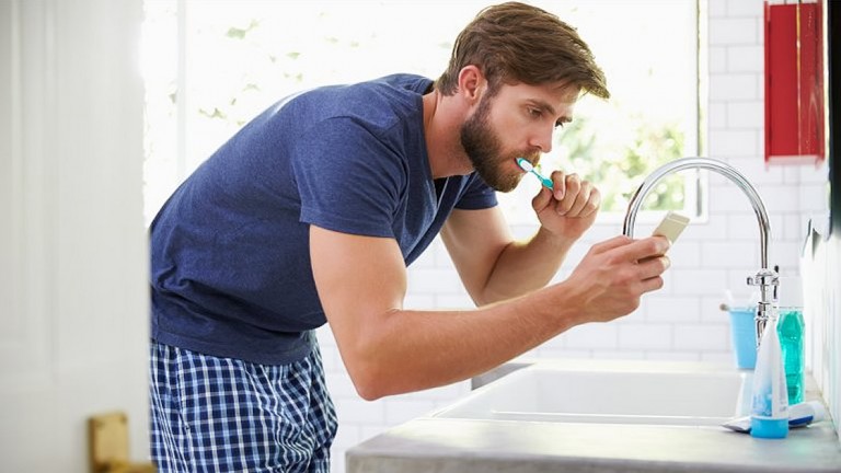 Llevar el teléfono celular al baño trae riesgos para la salud