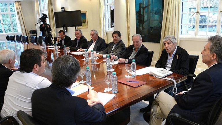 Macri recibió a los líderes de las CGT y les prometió actualizar las escalas de Ganancias
