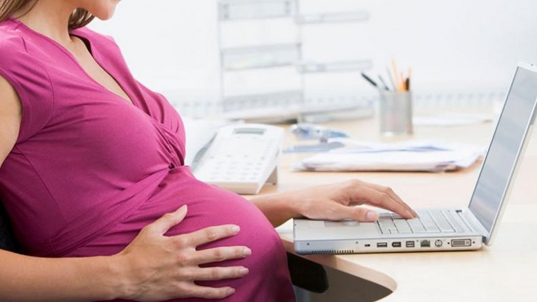 Convirtieron en ley el cuarto mes de licencia por maternidad
