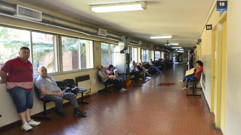 Por salarios, médicos siguen sin atender